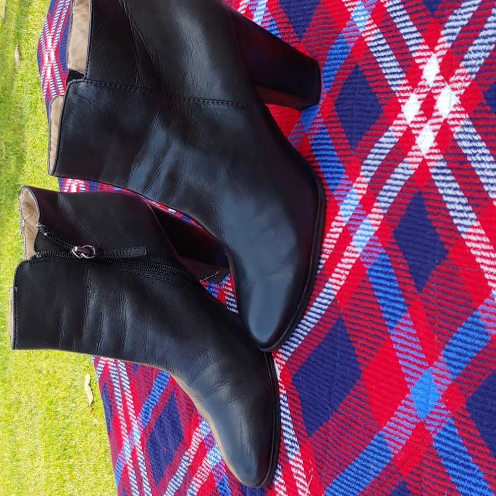 Adrienne Vittadini Black Leather Heel Ankle Boots in size 9